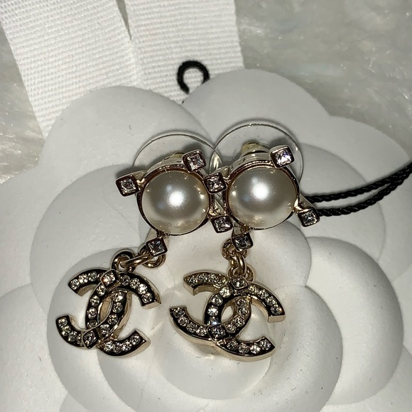 āāSOLDāā21A dangling CC with crystals and pearl - Picture 4 of 7